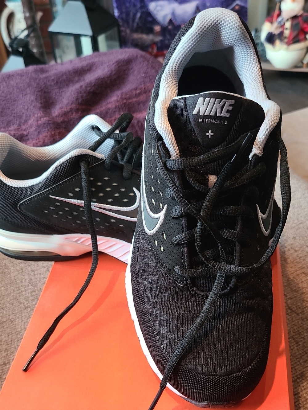 Nike Black & White MilerWalk 2 Athletic Sneakers - Womans Size 9